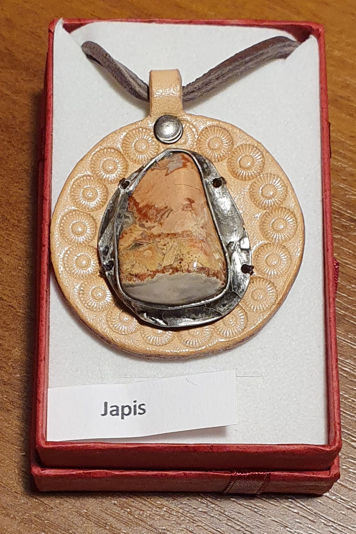 Náhrdelník - autorský  cínovaný šperk s Jaspisem na kůži(4,5x4cm), cena 600 Kč