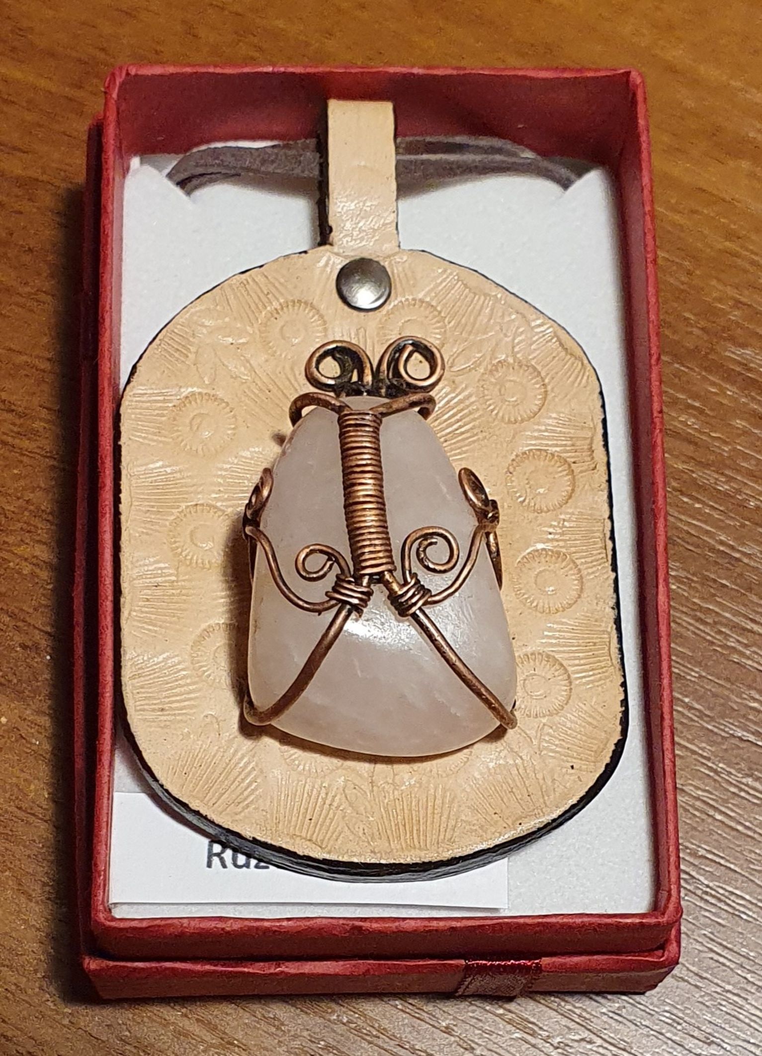 Náhrdelník - Brouček - autorský  drátkovaný šperk s Růženínem na koženém terči (6,5x4cm), cena 600 Kč