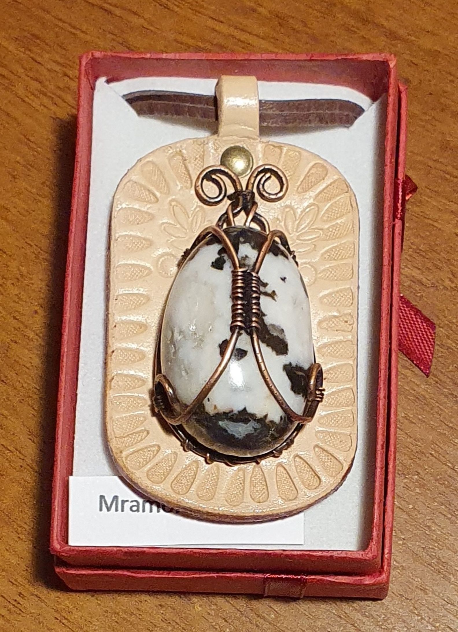 Náhrdelník - Brouček - autorský  drátkovaný šperk s Mramorem zebra na koženém terči(6,5x4cm), cena 600 Kč