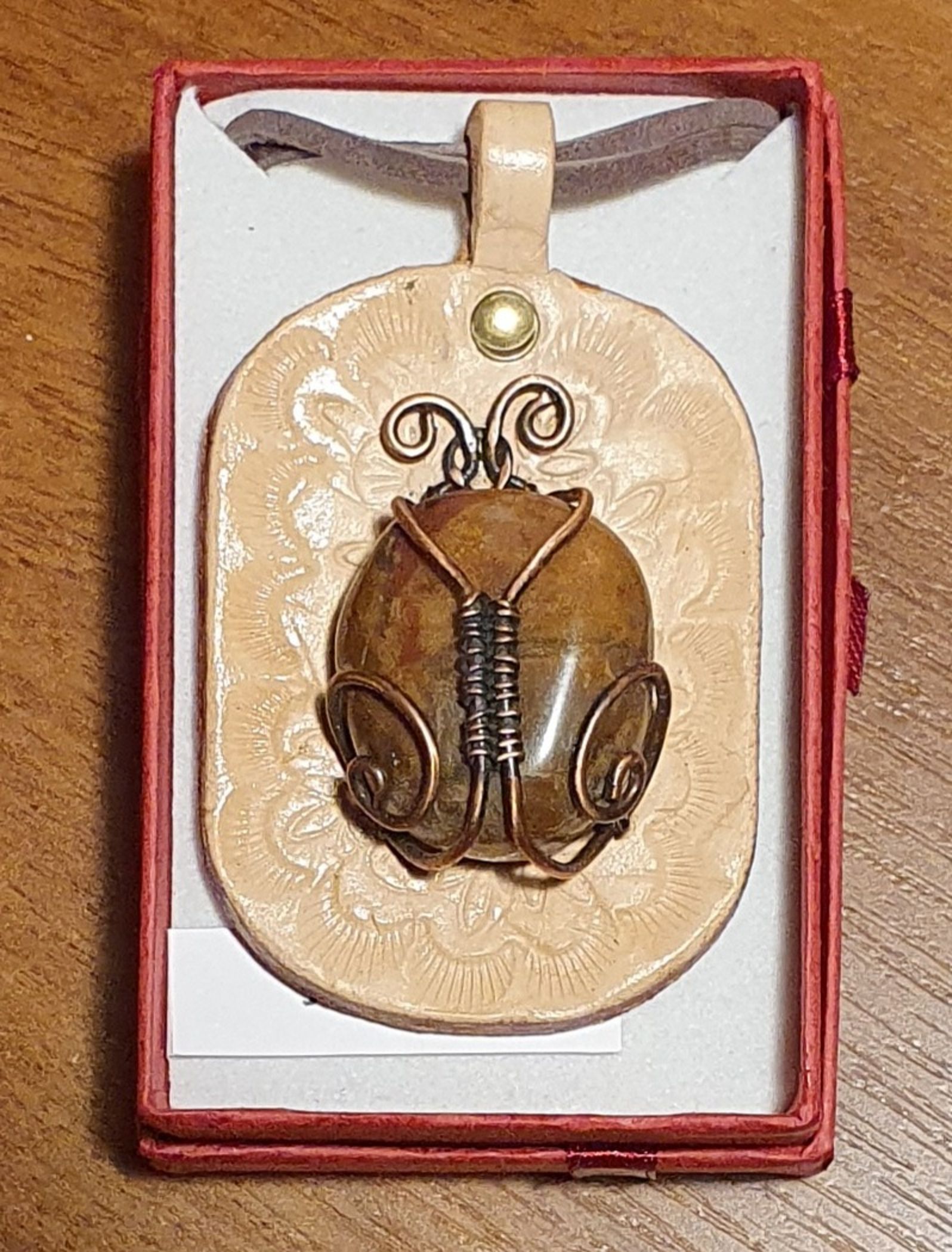 Náhrdelník - Brouček - autorský  drátkovaný šperk s Jaspisem na koženém terči(6x4cm), cena 600 Kč