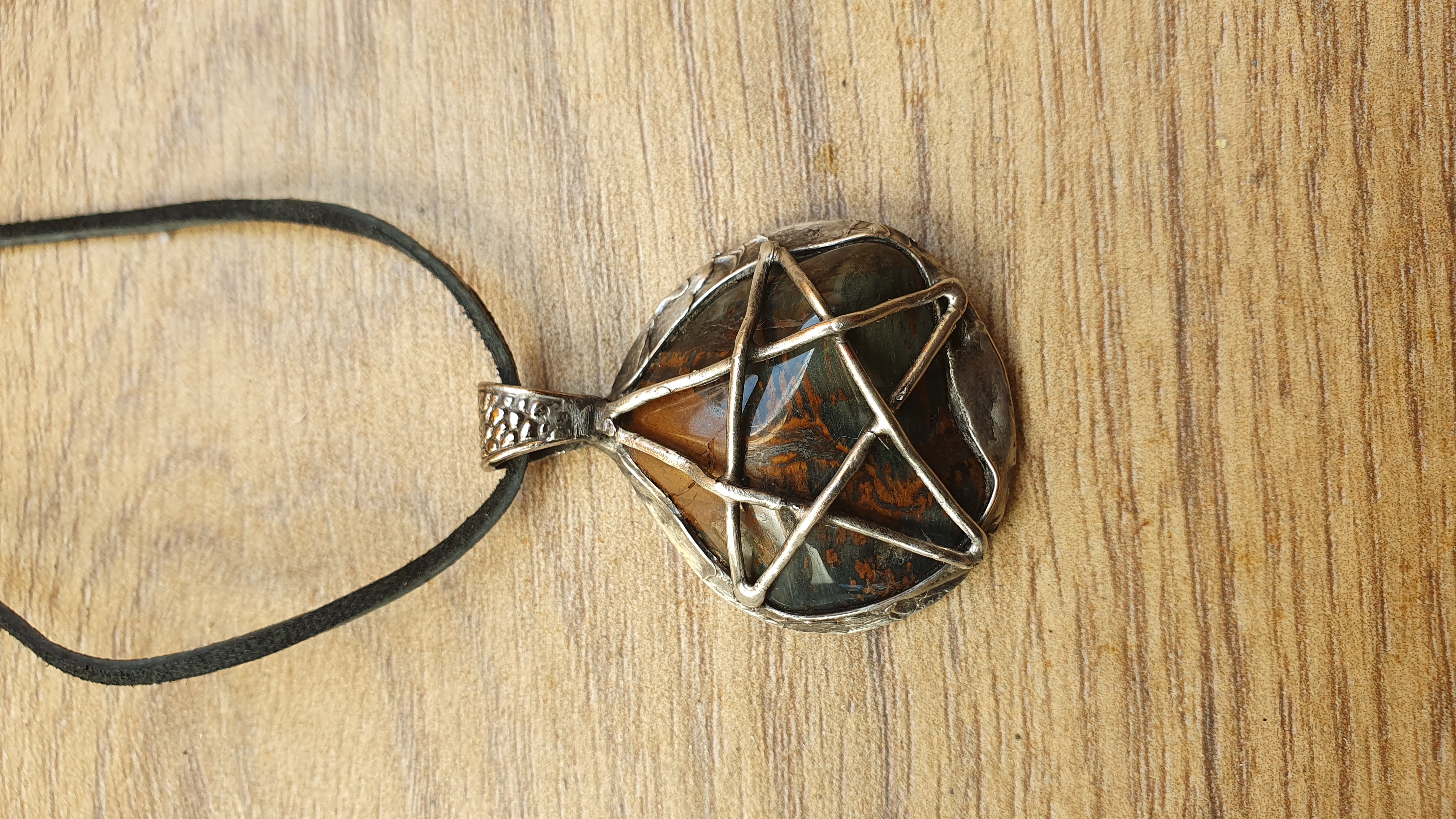 Cínovaný šperk s pentagramem na Jaspisu. Velikost 4,5 x 4 cm. Cena 500 Kč