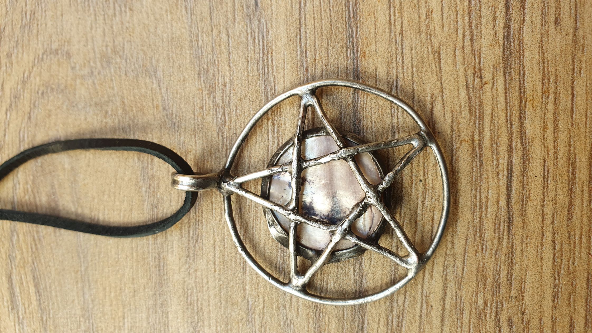 Cínovaný šperk s pentagramen na Perleti. Velikost 5 x 4 cm. Cena 500 Kč