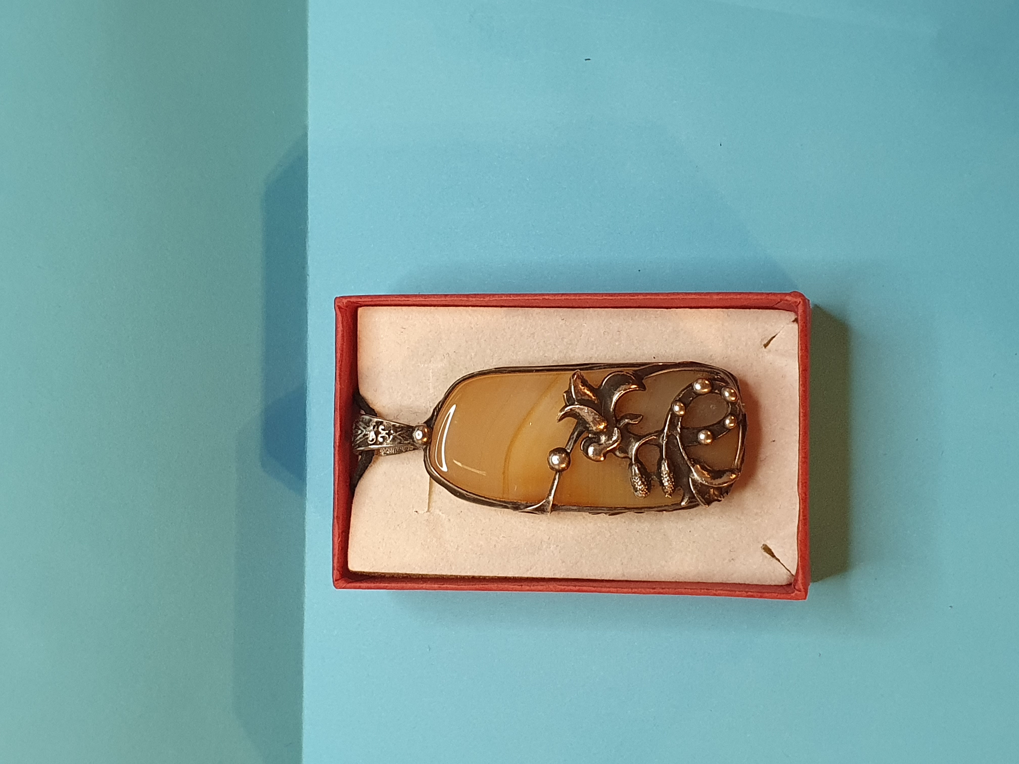 Cínovaný šperk s Achátem. Velikost 6,5 x 2,5 cm. Cena 600 Kč