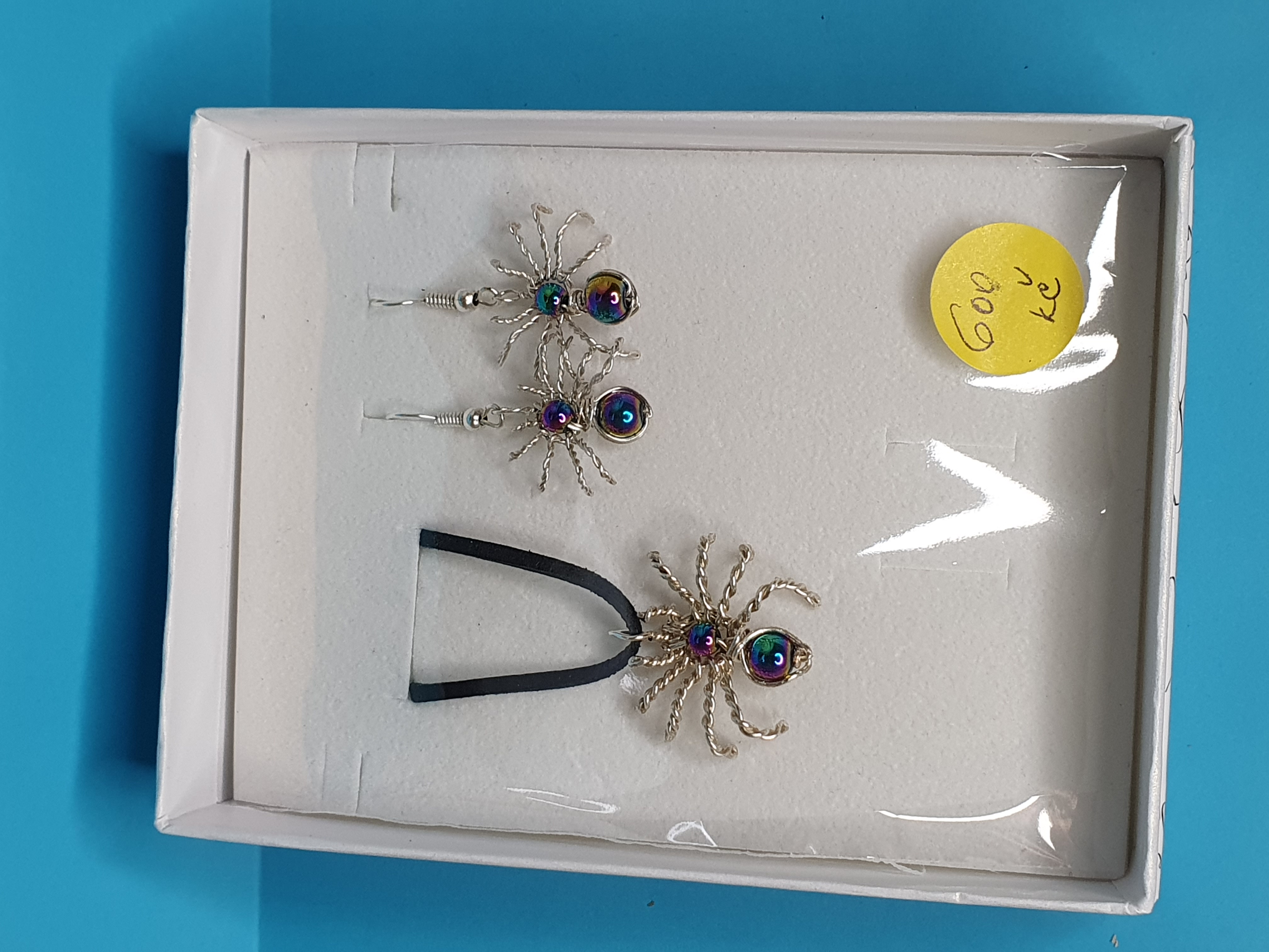 Drátkovaný set - Pavoučci - Hematit duhový. Velikost 2,5 x 2,5 cm. Cena 600 Kč